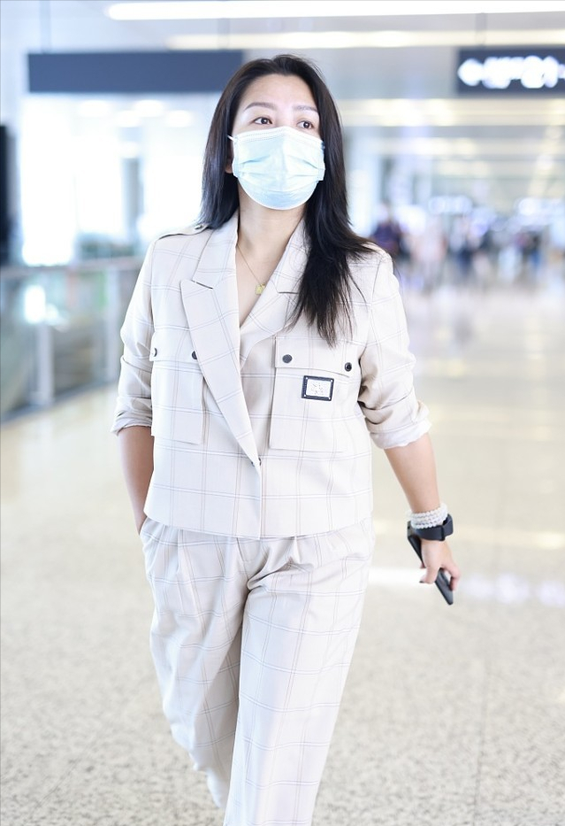何有强|何洁这次穿对了，白色格纹西服套装知性干练，显瘦又有气场