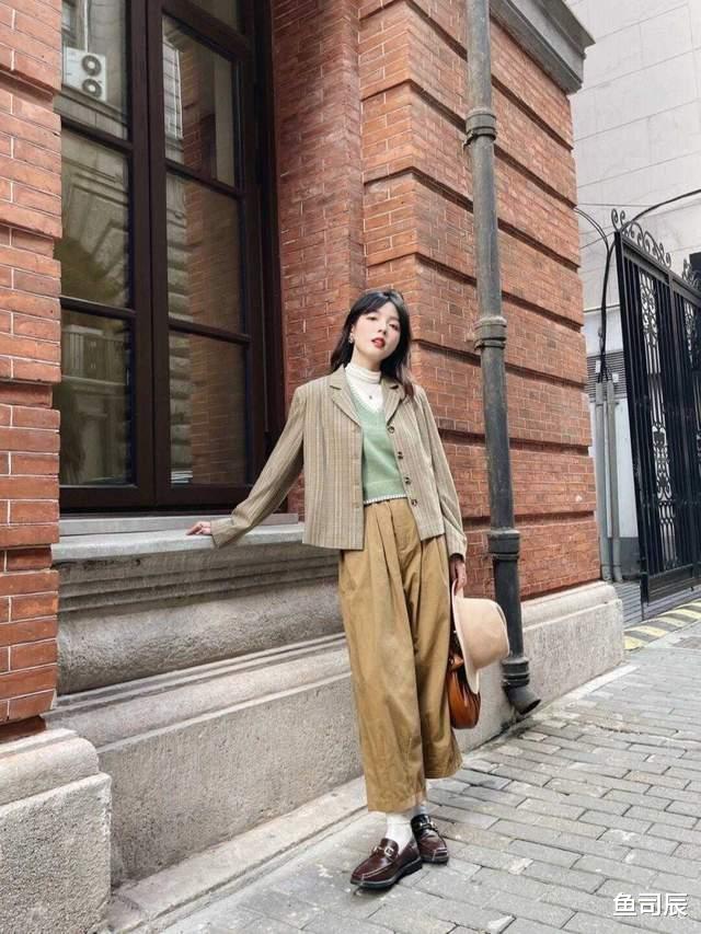鱼司辰|秋季，针织毛衣搭配指南，毛衣马甲搭配牛仔裤简约洋气，漂亮大方