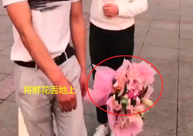 天下通 尴尬，四川一对网恋情侣千里奔赴，男友丢花甩头就走：太胖了