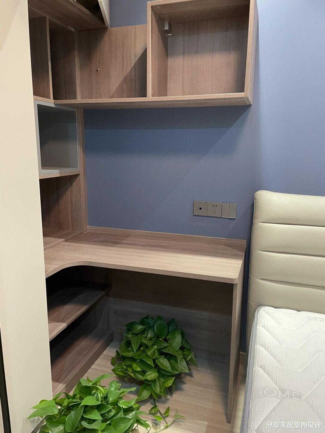 |她家现代简约风格,吊顶贴金属线条,设计悬空电视墙美观又大气!