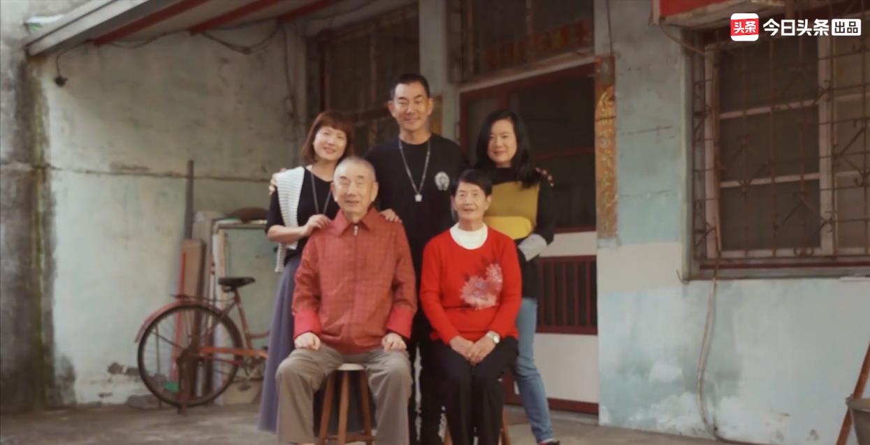京跃伟哥 开保时捷回老家，父母住着“茅草屋”，任贤齐的这部纪录片很大胆
