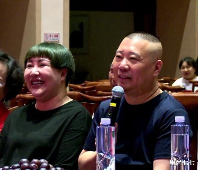 李羲儿|郭德纲老婆罕见登台，穿露肩旗袍体格是老公两倍壮，富态过头辣眼