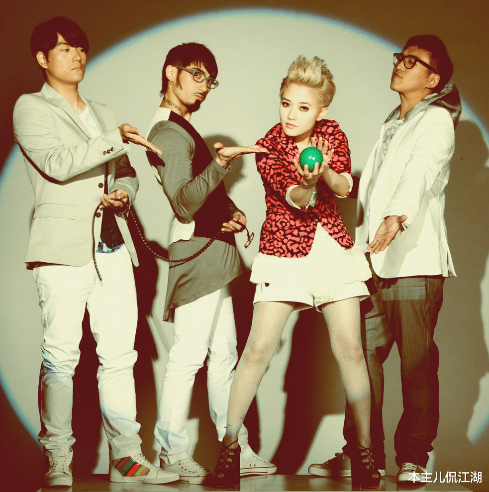 范晓萱|“小魔女”范晓萱：被父亲抛弃，为男友摘子宫，44岁拒绝结婚