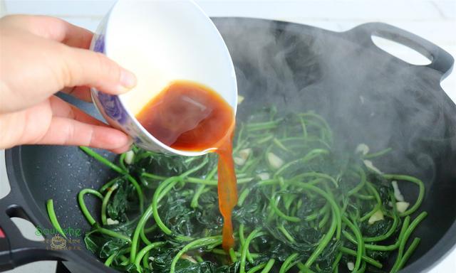 小东妈妈育儿|进入7月，遇见这菜必买，加大蒜炒一炒，拿肉都不换，太好吃了！