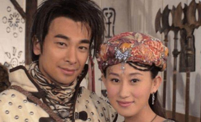 失控的小青蛙|赵文卓晒结婚十周年照,妻子珠宝加身显贵气,曾被嘲丑今气质取胜