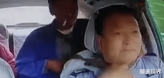 眼鉴视界 陕西一老人乘车突然勒住司机脖子，事后双方私下调解不追责引热议