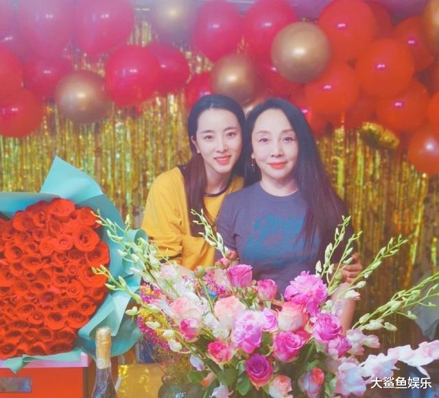 陈数|35岁央视主持李思思罕见与妈妈同框拍大片，母女长得堪称复制粘贴