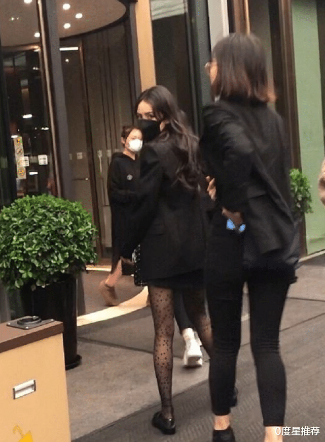 贾静雯|杨幂下班照被疯传,当她离开十级PS之后:这身材直男顶不住