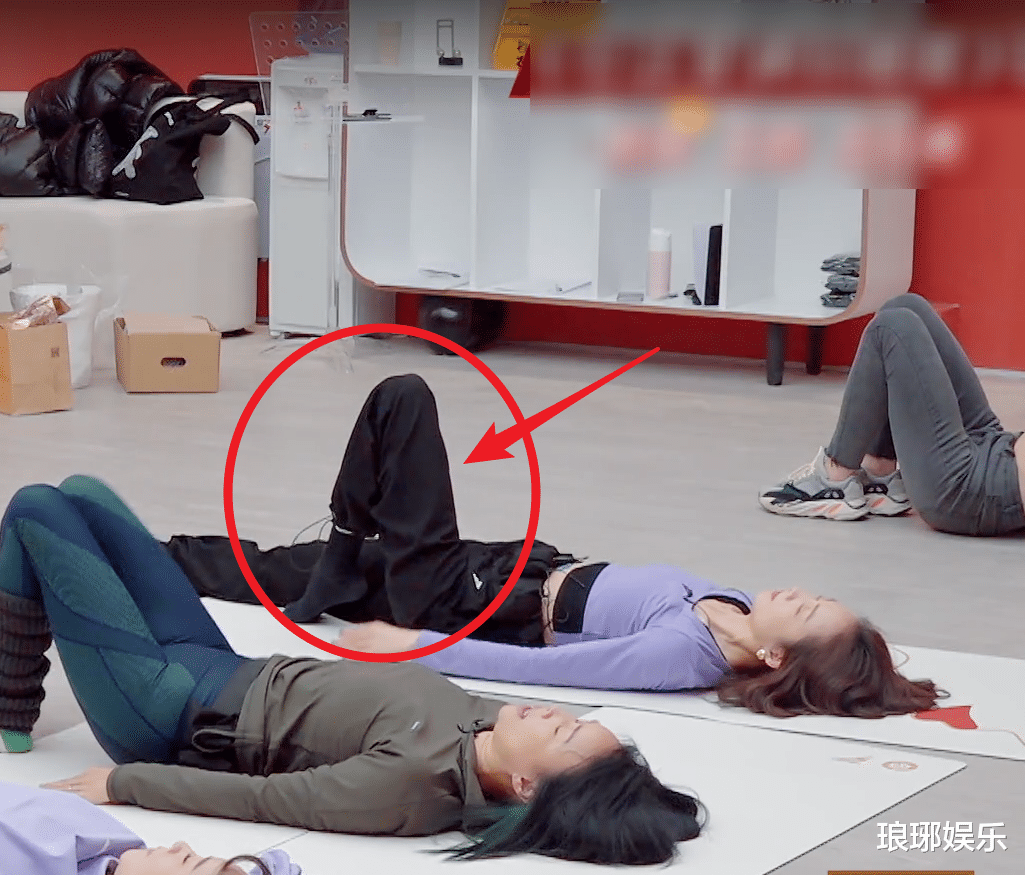 王鸥|王鸥身材到底如何，当她躺在地板时，和其他姐姐的差距我没看错？