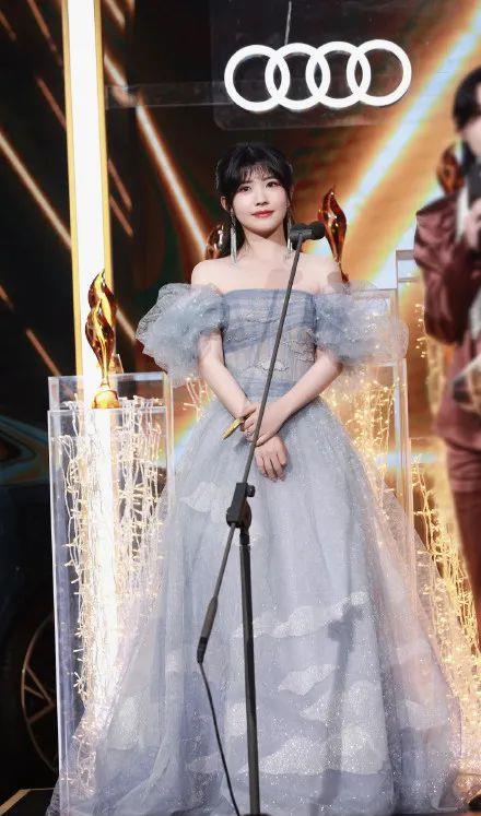 李若彤|年终红毯：Baby白得“冻”人，李若彤秀水蛇腰，张雨绮巧遮事业线