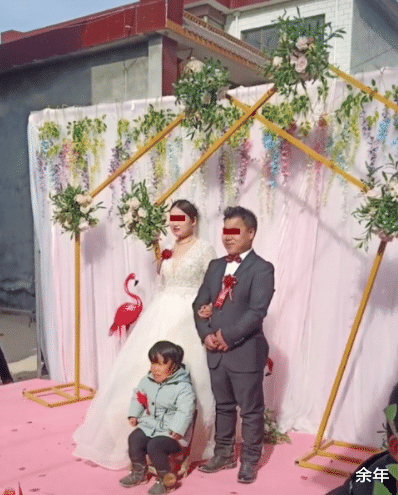 余年 河南婚礼现场，婆婆苦着脸胸前挂牌：“一年内我要抱孙子”
