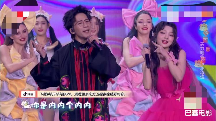 肖战|东方卫视春晚：两“顶流”做作开唱，朱一龙模样大变，肖战太尴尬