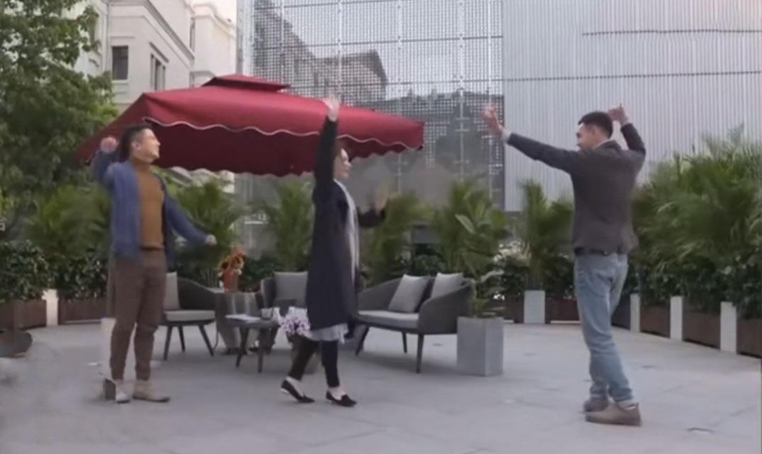 穿衣搭配|董卿主持功底深厚,久违露面穿夹克顺口溜不结巴,罕剪刘海认不出