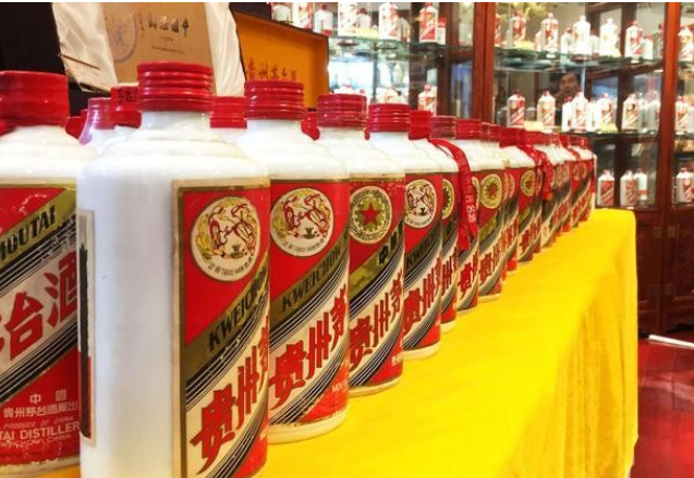 貴州茅臺 喝茅臺、為何要配礦泉水？專業(yè)人士給出答案，原來這才是正確喝法