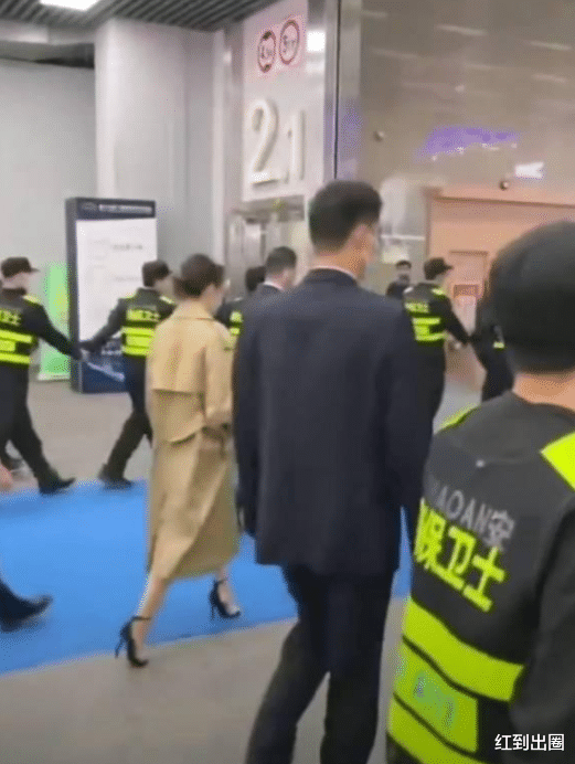 胡兵|50岁胡兵出席活动排场大！保镖多到站满两部电梯，现场无人识显尴尬