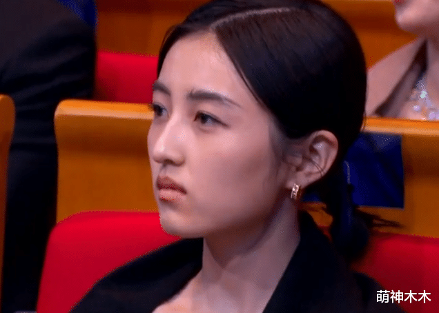 贾玲|金鸡奖众星台下反应太真实：贾玲难掩失落，张译紧张到闭眼抿嘴
