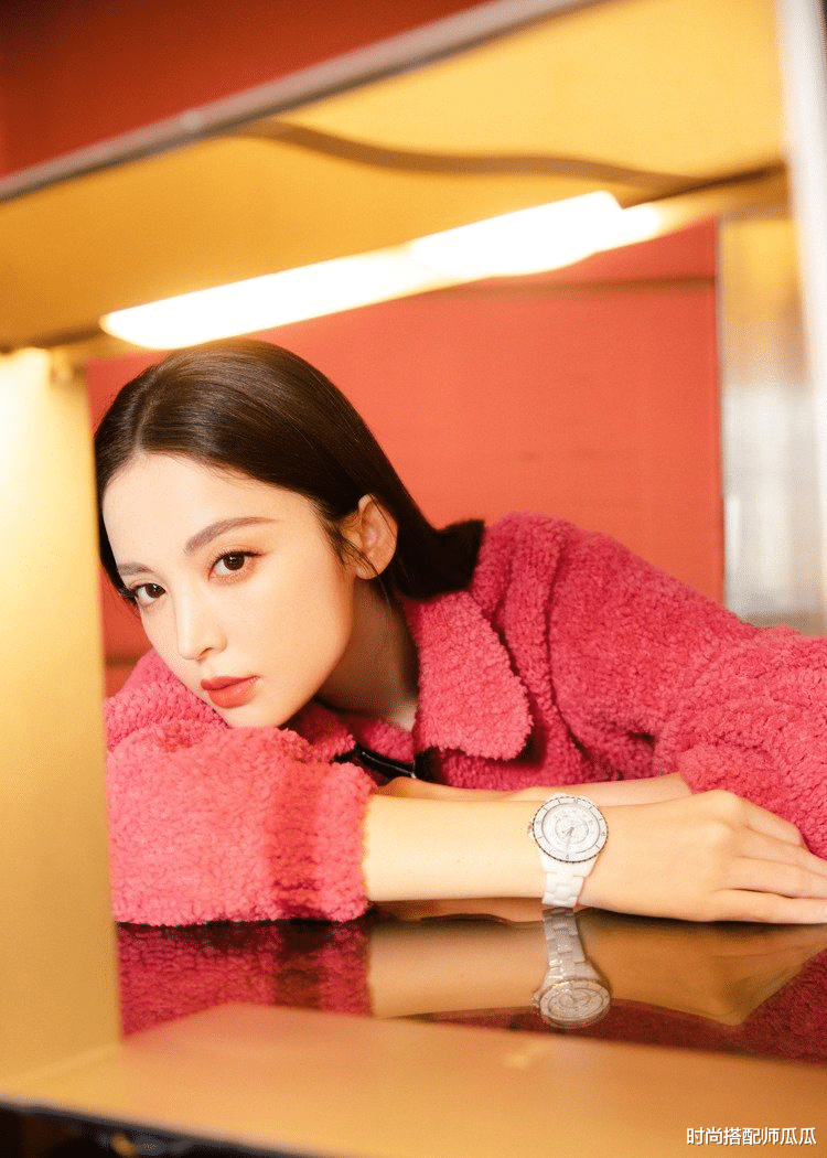 时尚搭配师瓜瓜|女人适合戴“手镯”还是“手表”?三个理由告诉你,戴错很尴尬