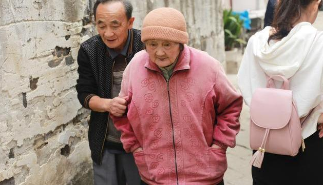 Ainee妈咪|有种不体谅叫“圈养式养老”，子女自觉很孝顺，老人有苦说不出