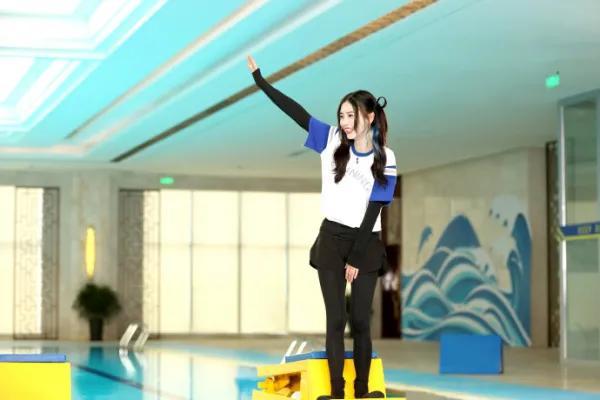 奔跑吧兄弟|baby指压板跳远作弊，当镜头拍到她的脚底，网友：怕疼就退出吧