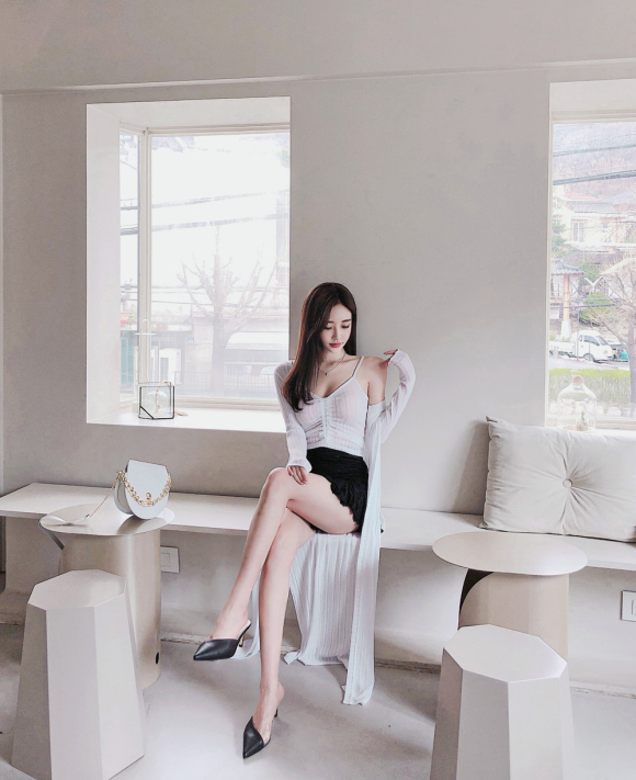 壹品穿搭|女神孙允珠的时尚搭配：简式仙薄羽裳飘逸文艺小开衫