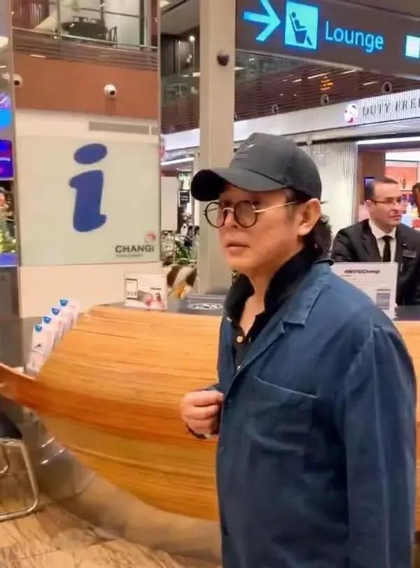 李连杰|57岁李连杰久违露面！疾病缠身身材发福走样，曾向妻子交代后事