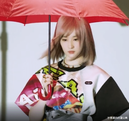 刘亦菲|33岁刘亦菲曝近照，小圆脸+奶油肌少女感十足，新发型嫩过00后