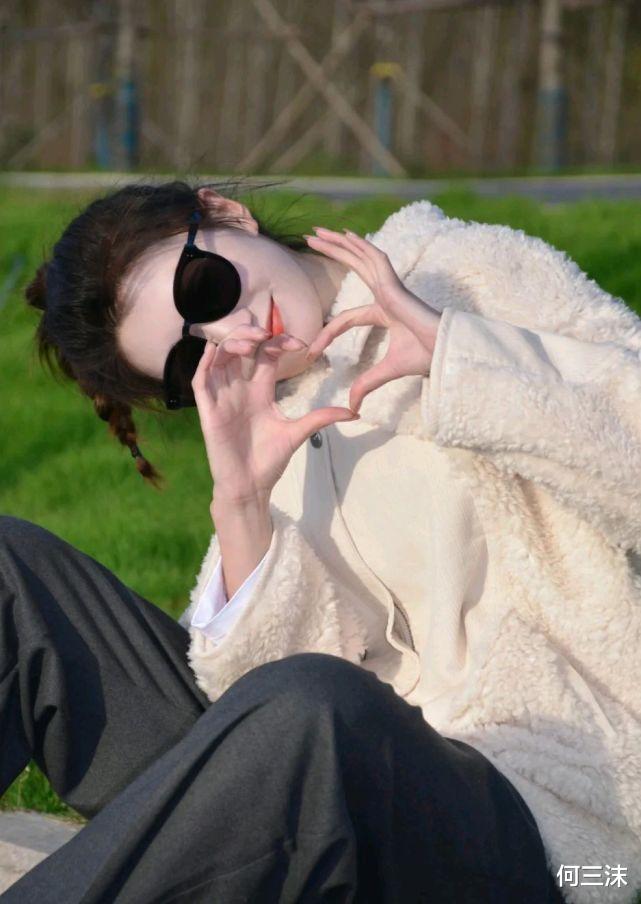 何三沫 扮嫩不丢人,但前提是要穿对了,可以尝试休闲类的羊羔毛外套穿搭