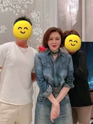 关之琳|关之琳近照曝光，牛仔装扮气色佳不似58岁，47岁周汶锜少女感十足