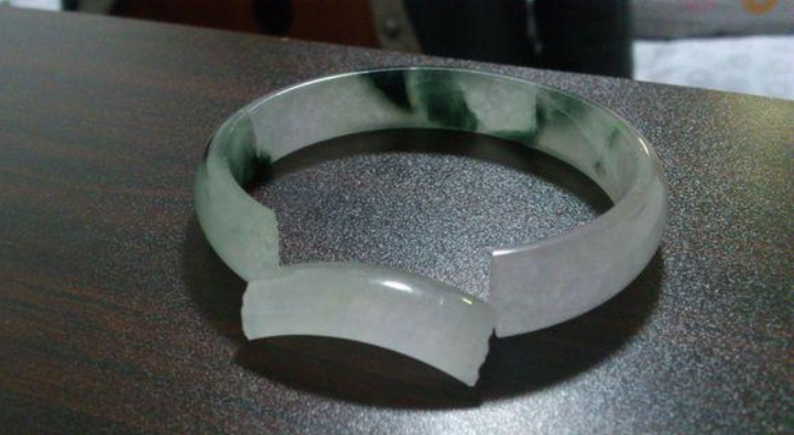银元|翡翠手镯不小心摔裂了咋整，先不要急着扔，还有办法能帮助你
