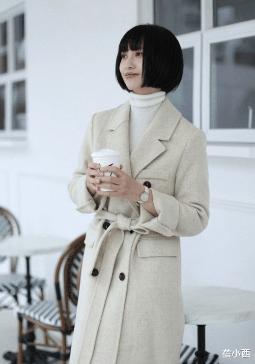 红薯 短发女孩别装嫩了，试试“大女人风”大衣look，让你又飒又美！
