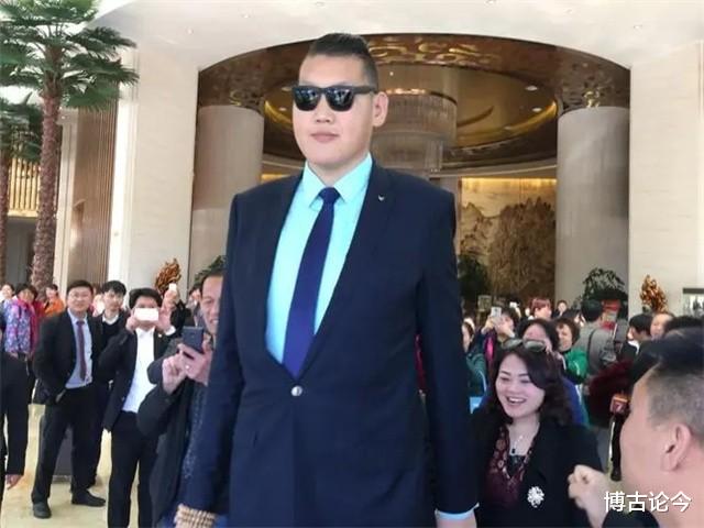 张欢|亚洲巨人张欢身高2.38米，与女星、网红传绯闻，35岁发愁没有女友