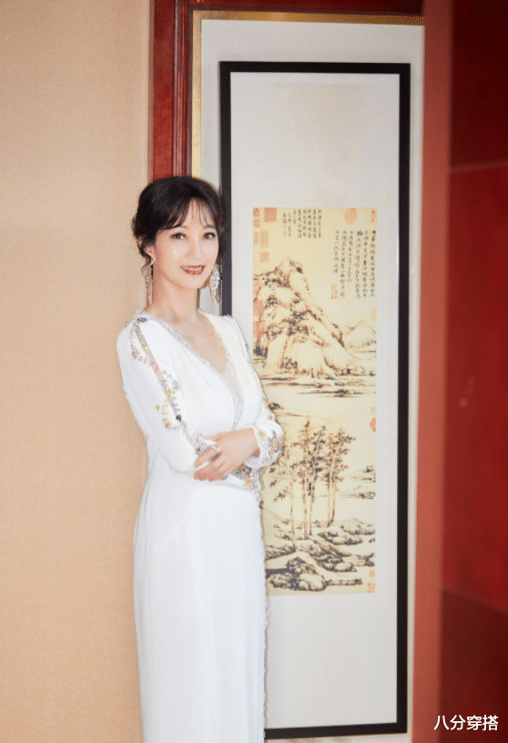 八分穿搭|赵雅芝才是“奶奶圈顶流”,穿白色连衣裙成熟优雅,身段不输少女