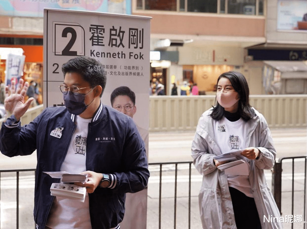 郭晶晶|郭晶晶豪门身份被认可！穿皮衣半身裙看秀好拘谨，五官线条太精致
