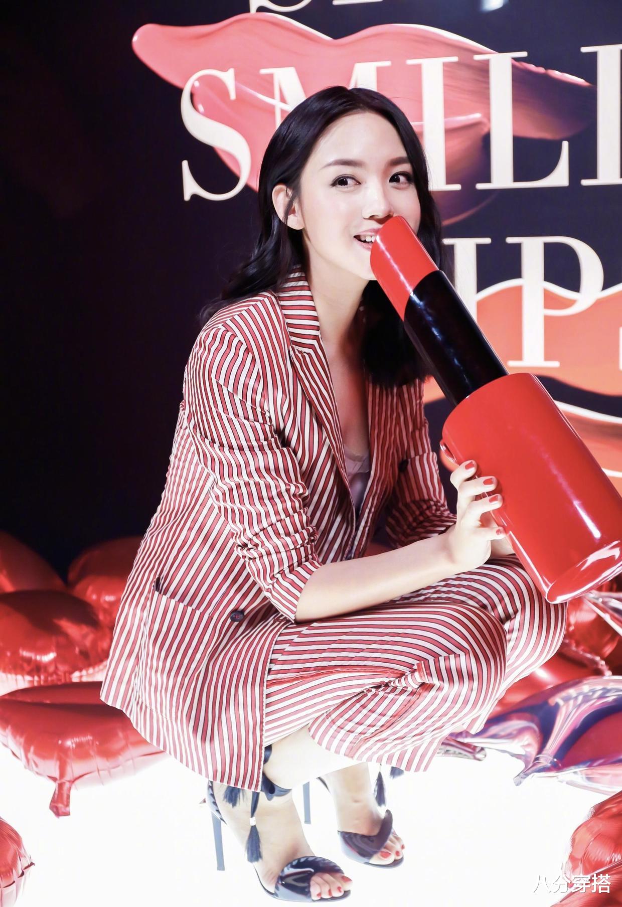 张梓琳|张梓琳真有料，穿深V领蕾丝裙秀饱满好身材，体态自然，美得高级