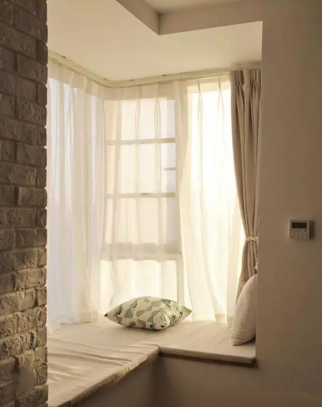 全屋大白墙,造型、吊顶也很少,一进屋却把我迷住