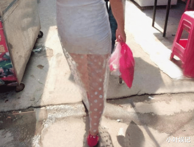 小叶娱记 妹子,知道你很热,可是也不能穿成这样出门啊,太尴尬了吧!