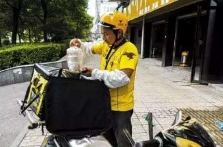  男子32岁月薪3万，与领导不合被辞退，现在找不到工作背着家人送外卖