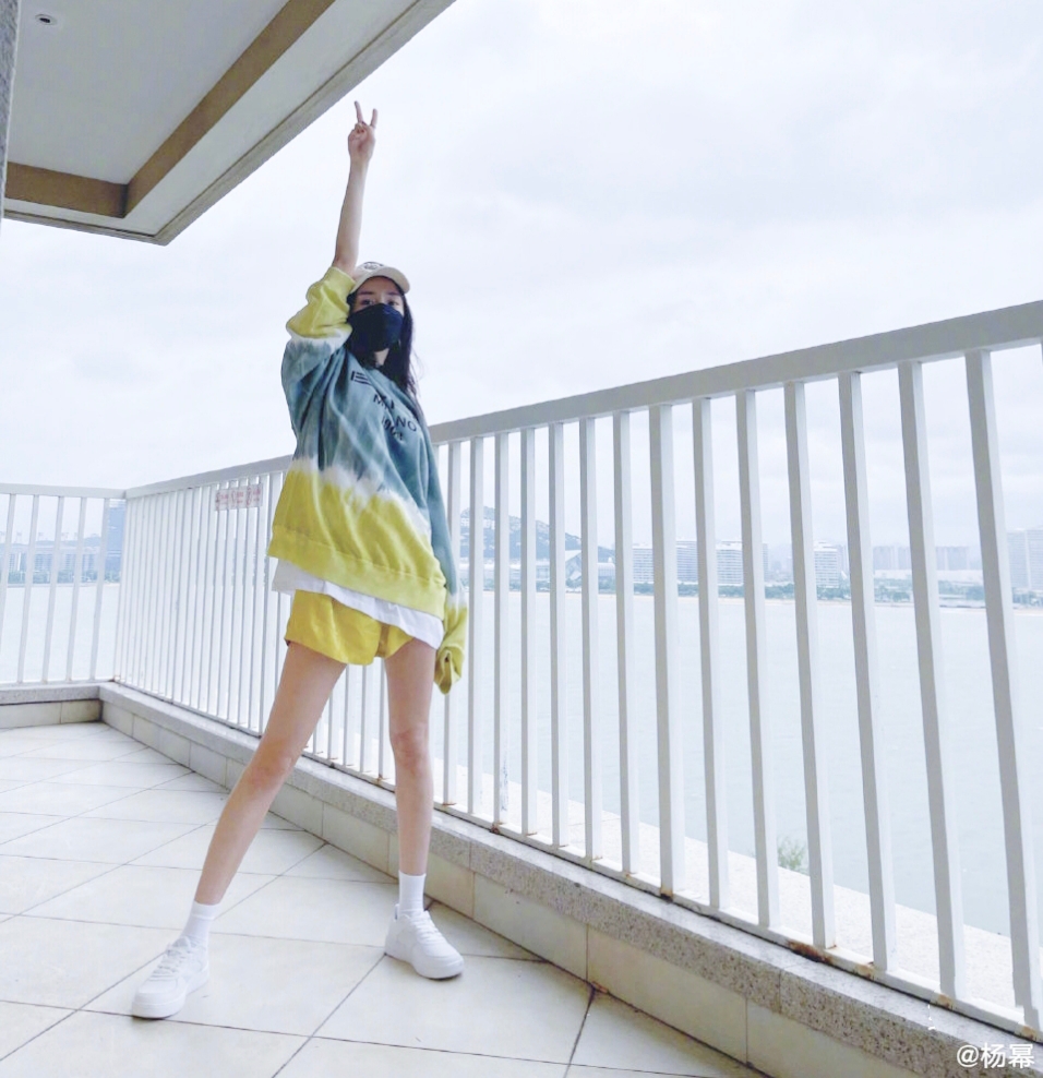 杨幂|34岁杨幂大秀清凉照，意外暴露出“漫画腿”，皮肤细嫩少女感十足