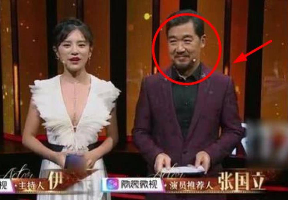 张国立|知名女主持现场失误，少穿一件衣服，一旁的张国立反应太尴尬
