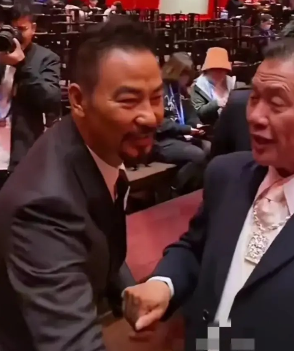 任达华|66岁任达华和64岁万梓良偶遇，两人的差别太大了