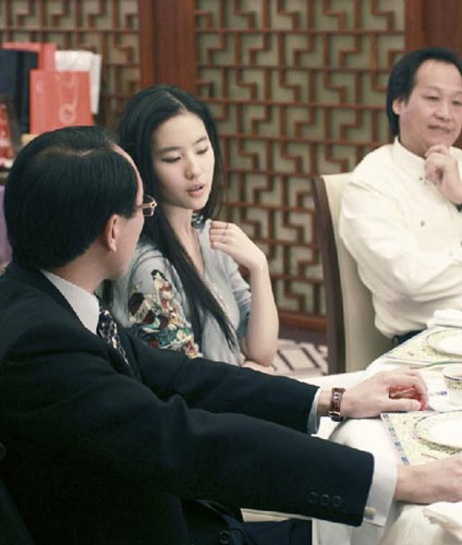 黄圣依|33岁的“神仙姐姐”刘亦菲跌落神坛该怪谁呢？成于干爹，败于自己！