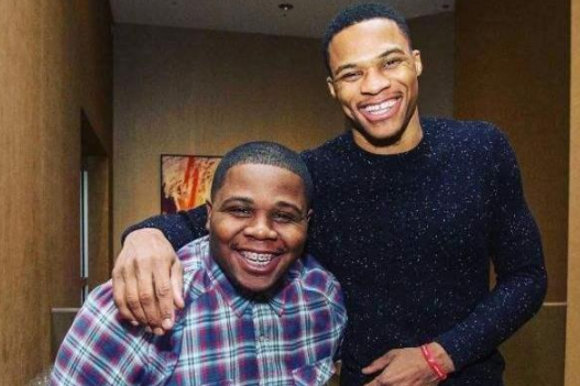 威斯布鲁克|不敢相信他们竟是亲兄弟！威少被弟弟身体完爆，阿杜气质秒杀哥哥