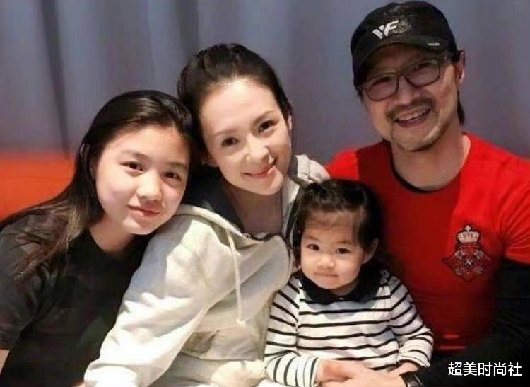 金泫雅|章子怡分享一家人出游照片,两娃穿搭洋气,素颜状态与娃亲密互动