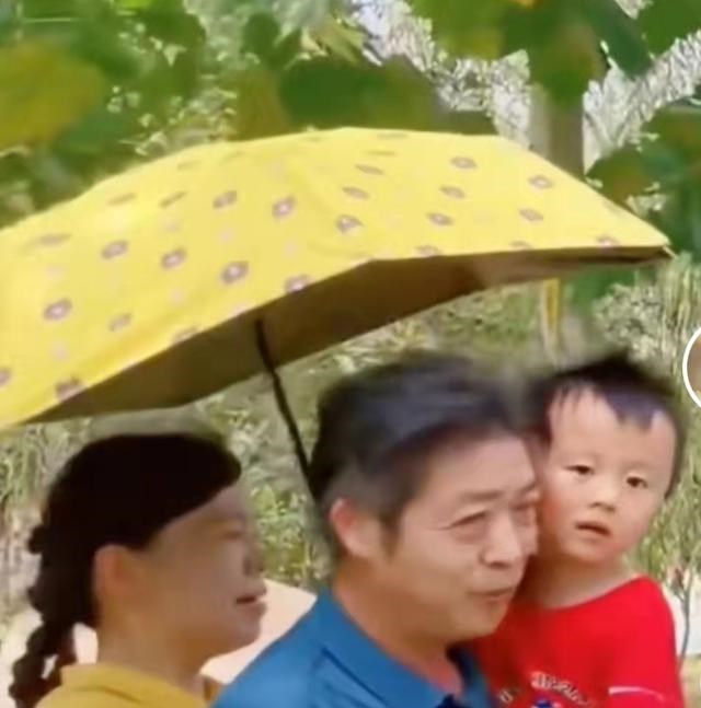 悦悦|姚爸和亲家去钓鱼,许敏在家帮悦悦切水果,果然是付出型人格