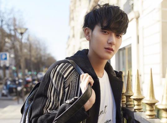 黄子韬|黄子韬高调告白IU,对方一答应就敢公开恋情?网友:戏精!