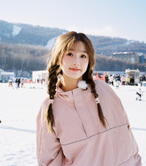 李顺载|虞书欣晒出一组雪场写真粉色滑雪服，扎着双麻花辫甜美可爱