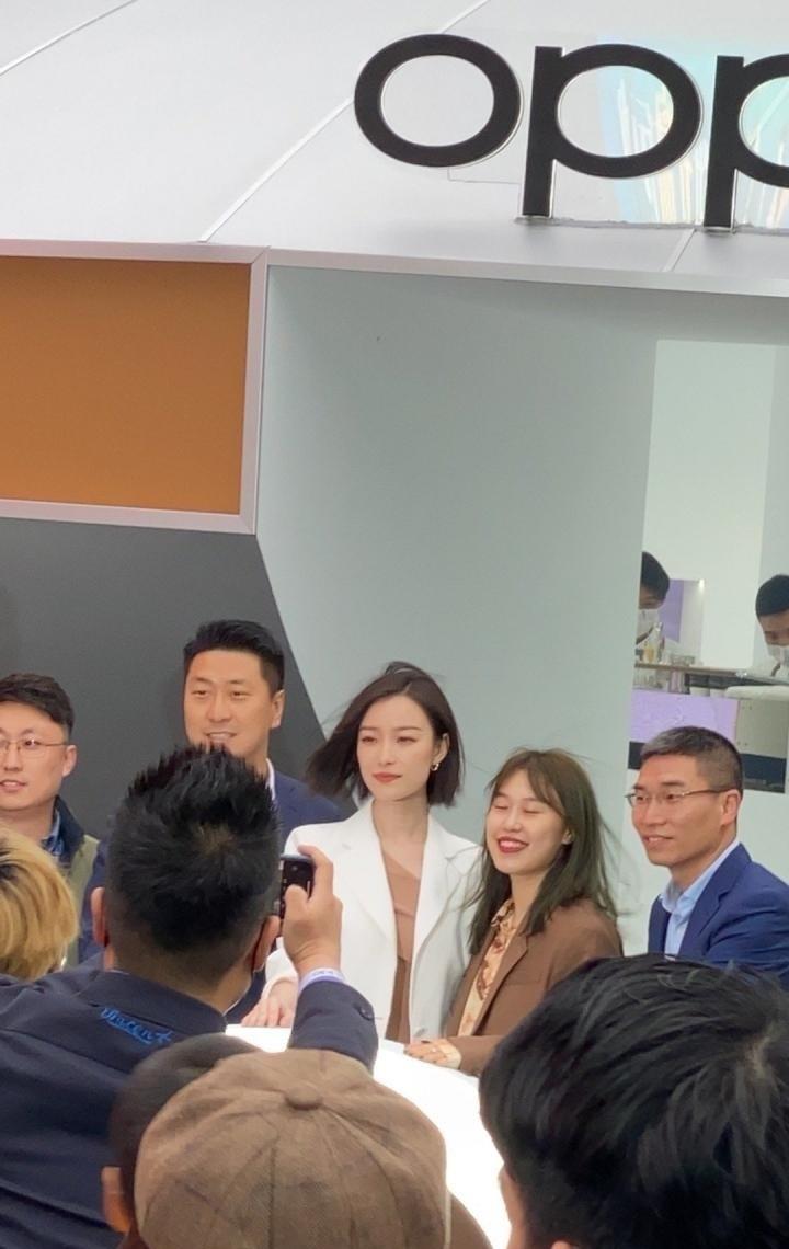 迪丽热巴|倪妮——人群中白成一道光！