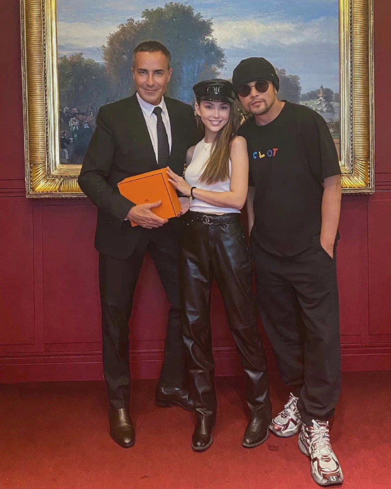 甄子丹|周杰伦晒与甄子丹在异国他乡的街头合照，两人比划相同的武打动作