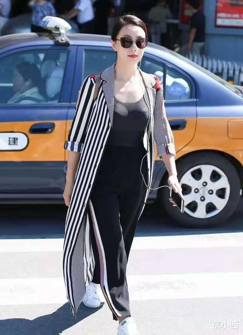 蓓小西|陶虹比年轻人还敢穿，穿“无痕裙”走机场 ，这“凹凸感”让同龄人羡慕