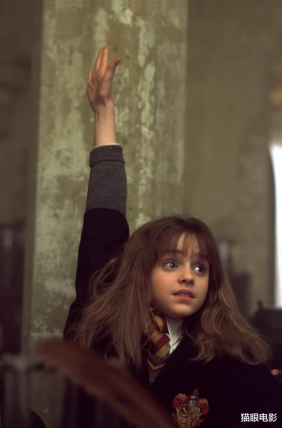 何穗|31岁赫敏穿棉服现身机场，素颜状态太好了，坐私人飞机出游好壕气